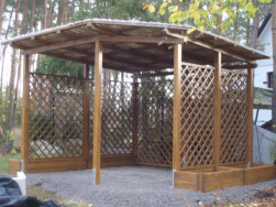 Dřevěná pergola byla kotvena na zabetonované kovové úchyty D 901