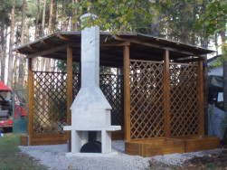 Jeden roh dřevěné pergoly byl upraven pro instalaci betonového krbu
