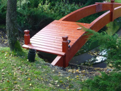 Pochozí smrková prkna lávky jsou o průřezu 27 x 120 mm