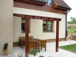 Kotvení přední části opěrné pergoly na zabetonovaný kovový úchyt