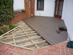 Pod venkovní podlahu byl sestaven dřevěný rošt z impregnovaných hranolů