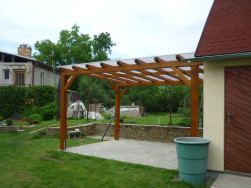 Samostatně stojící zahradní pergola byla vyrobena z robustních lepených hranolů