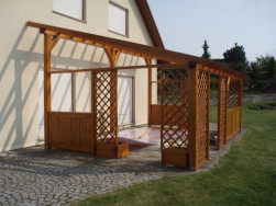 Pergolu jsme k podkladu kotvili pomocí ocelových patek s roxorem