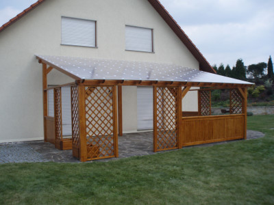 Zastřešená pergola doplněná mřížemi s truhlíky a zábradlím