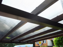 Na zastřešení garážového stání jsme použili komůrkový polykarbonát