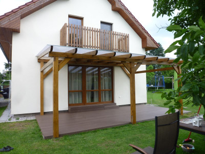 Zahradní pergola s podlahou z kompozitních prken k novostavbě