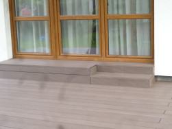 Podlahu a schody pod pergolu jsme vyrobili z WPC terasových prken
