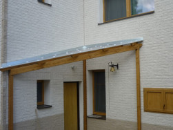 Na zastřešení vstupních dveří do domu jsme použili makrolon