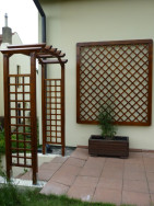 Ozdobná mříž a průchozí pergola tvoří dekorativní prvky zahrady paní Ivety