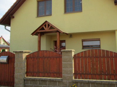 Výroba a instalace sedlové stříšky ke vchodovým dveřím