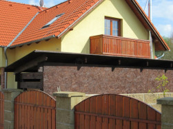 Původní, nevzhledné garážové stání s pultovou střechou si zákazník demontoval sám