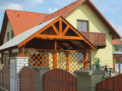 Výroba a montáž krytého garážového stání k novostavbě
