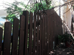 Povrchová úprava dřevěného plotu byla v odstínu mahagon