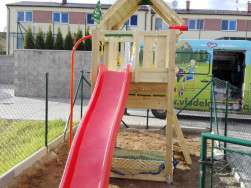 Nástupní výška červené skluzavky je 145 cm