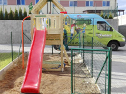 Délka plastové skluzavky je 265 cm