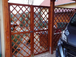 Dvoukřídlé dveře jsme doplnili pro uzavírání třemi zástrčemi