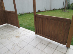 Dvě zástěny Patrik vysoké 90 cm namontované s přední části pergoly jako zábradlí