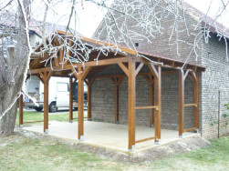 Mezi boční stojky jsme pomocí ocelových úhelníků upevnili vodorovné dřevěné výztuhy