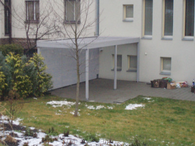 Zahradní pergola s lamelovou střechou a kotvením na zemní vruty