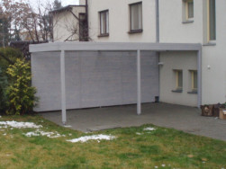 Bílou zahradní pergolu jsme kotvili na zemní vruty BAYO.S do podkladu ze zámkové dlažby