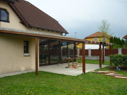Pergolu jsme kotvili mimo prostor betonové terasy
