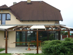 Tři části pergoly jsme zaklopili 19 mm silnou smrkovou palubkou