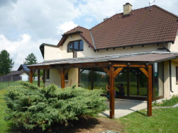 Na palubkový záklop jsme položili hnědý asfaltový šindel