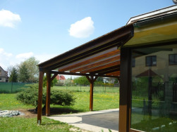 Povrchová úprava dřevěných částí pergoly byla provedena lazurou v odstínu teak