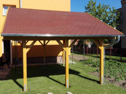 Boční strany sedlové střechy jsme zakončili pozinkovaným okapovým setem