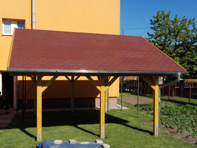 Garážové stání se sedlovou střechou použité jako další úložný prostor