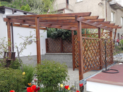 Zahradní pergola na terasu doplněna ozdobnými mřížemi Jana