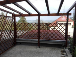 Zahradní pergolu jsme kotvili do betonové dlažby pomocí kovových patek