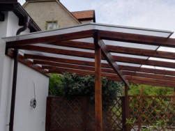 Desky polykarbonátu pro částečné zastřešení jsme po obvodu uzavřeli hliníkovou lištou