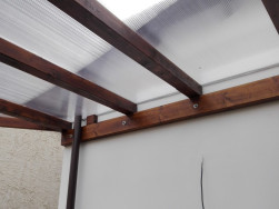Pozednici opěrné pergoly jsme na zděný domek připevnili pomocí závitových tyčí