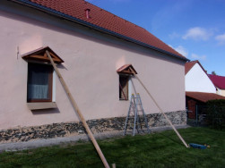 Jednotlivé stříšky jsme nad okna kotvili na závitové tyče a chemickou kotvu