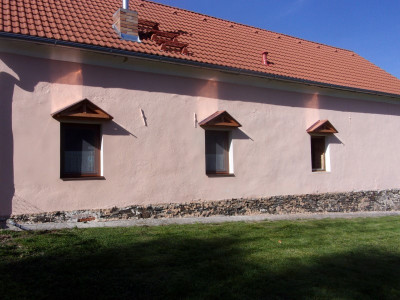 Stříšky s měděným oplechováním nad okna ke staré stodole