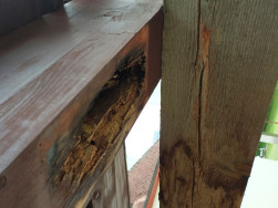 Původní dřevěný balkon včetně zábradlí již v dezolátním stavu