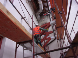 Instalace nové robustní podpěry dřevěného balkonu