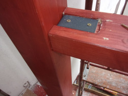Vodorovná balkonová lať pro instalaci balkonových prken se k balkonovým sloupkům upevní přes kovové úhelníky