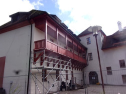 U nového dřevěného balkon včetně podhledů musela být zachována původní podoba