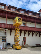 Při stavbě lešení jsme využili i vysokozdvižnou plošinu