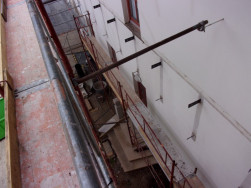 Na původní kovové patky pevně svázané s historickou budovou po očištění bude zavěšen nový dřevěný balkon