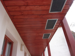 Do dřevěného podhledu nového balkonu jsme instalovali ventilační mřížky