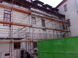 Před samotnou demontáží a následnou montáží bylo potřeba sestavit bezpečné lešení