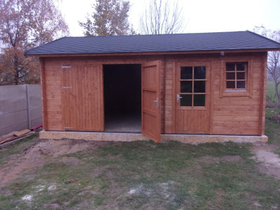 Montáž dřevěné garáže Moa na připravenou betonovou desku