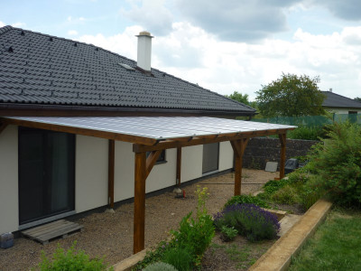 Dřevěná pergola kotvená na dvojité úchyty z pozinkované oceli