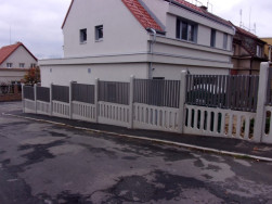 Na dlouhý plot bylo potřeba vyrobit celkem 190 kusů planěk