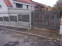 Šedé plaňky byly přišroubovány na kovovou konstrukci pojezdových vrat