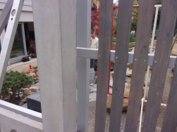 Detail připevnění planěk na konstrukci pojezdových vrat