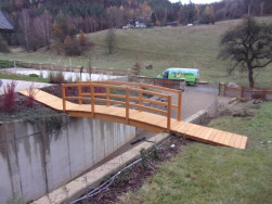 Na dřevěnou lávku bylo potřeba vyrobit 2 nosné oblouky a 4 oblouky pro zábradlí
